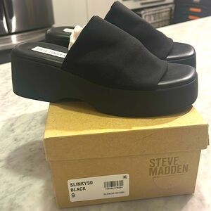 Like New Steve Madden Slinky Black Platform 90s style Sandals size 9